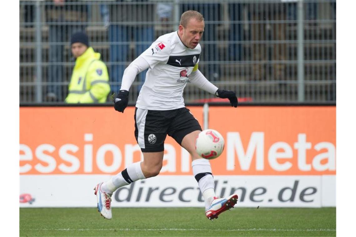 Frank Löning, hier im Trikot des SV Sandhausen, spielt den Ball. Foto: Uwe Anspach/Archiv