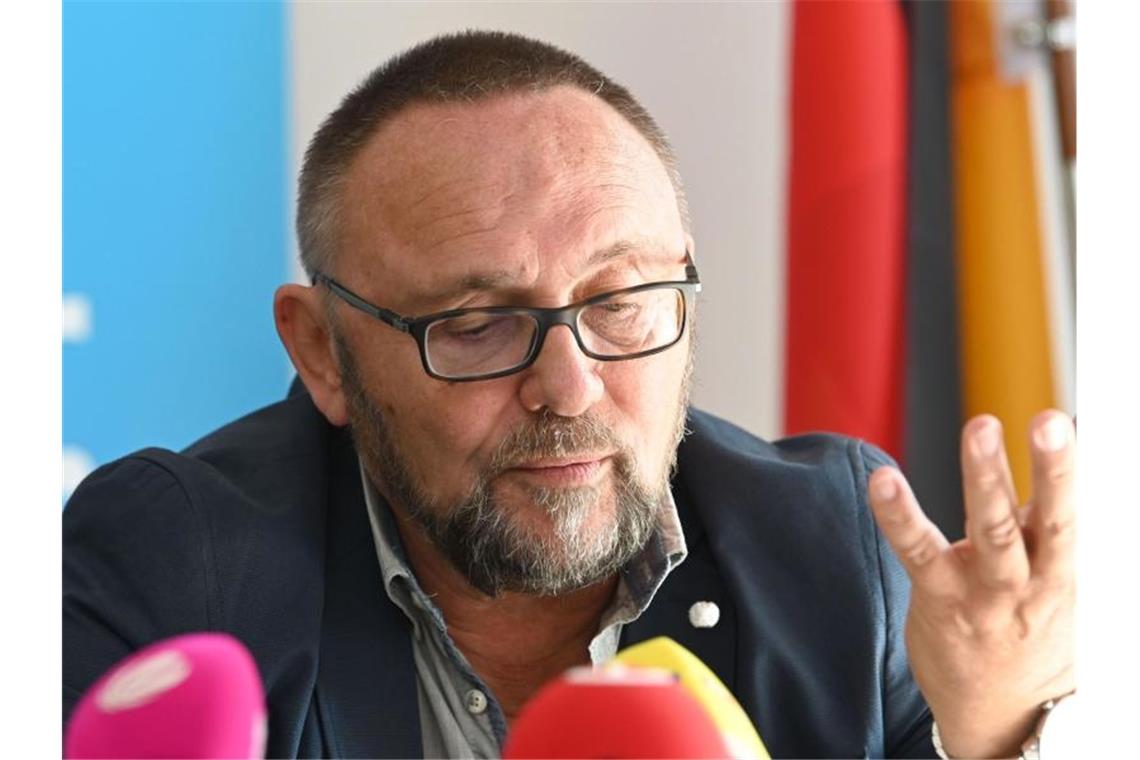 Frank Magnitz, Vorsitzender der AfD in Bremen, erklärt bei einer Pressekonferenz seinen und den Austritt zwei anderer Mitglieder aus der AfD-Fraktion der Bremer Bürgerschaft. Foto: Carmen Jaspersen