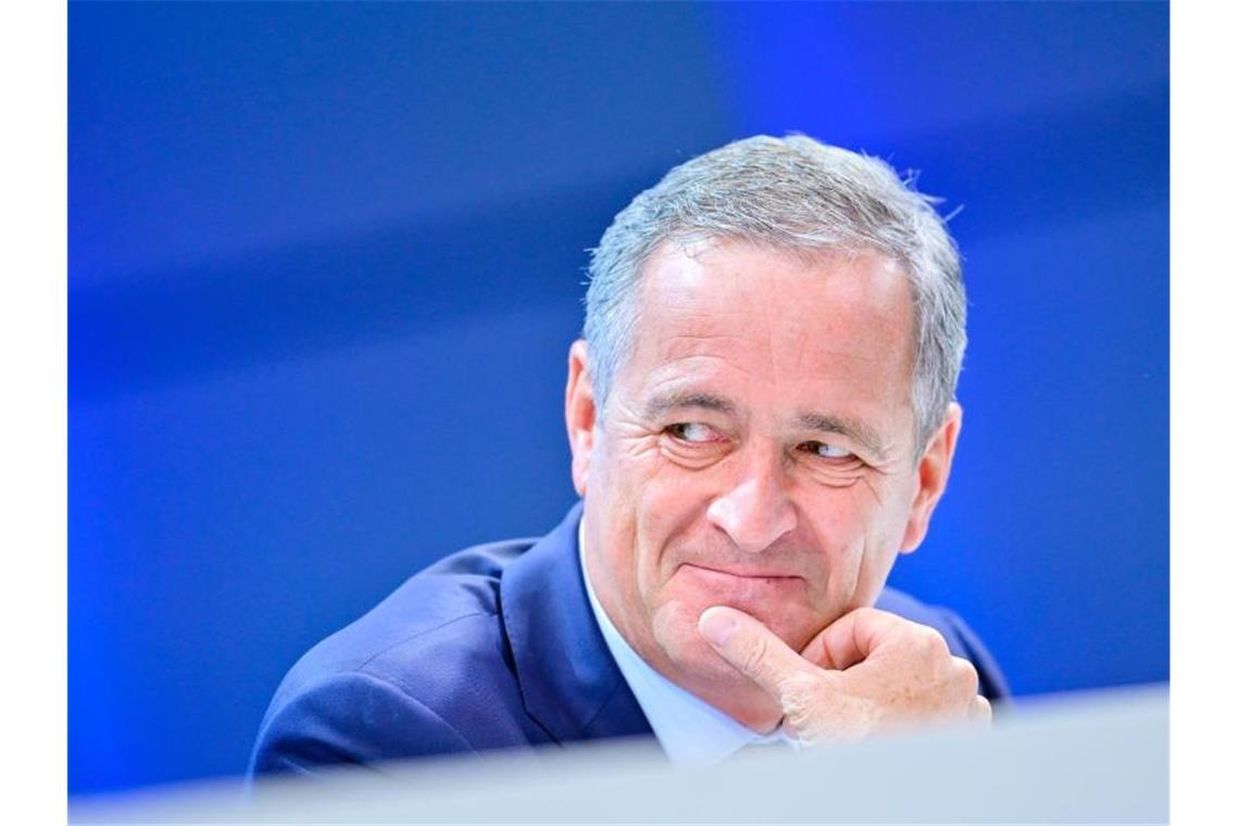 EnBW-Chef zur Energiewende: Es sollte schneller werden Frank Mastiaux, Vorstandsvorsitzender beim Energiekonzern EnBW, sitzt auf dem Podium. Foto: Uwe Anspach/dpa/Bildarchiv
