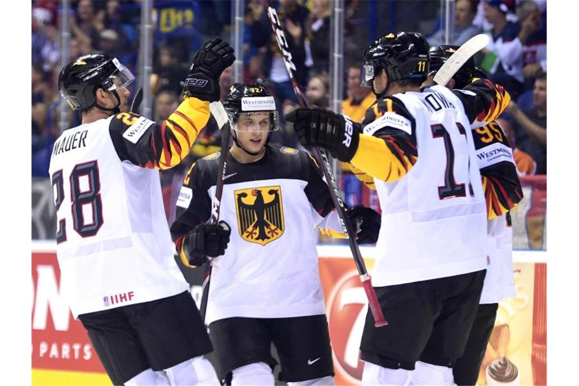 Frank Mauer (l-r), Dominik Kahun, Marco Nowak und Torschütze Frederik Tiffels (verdeckt) jubeln über das 2:0. Foto: Monika Skolimowska