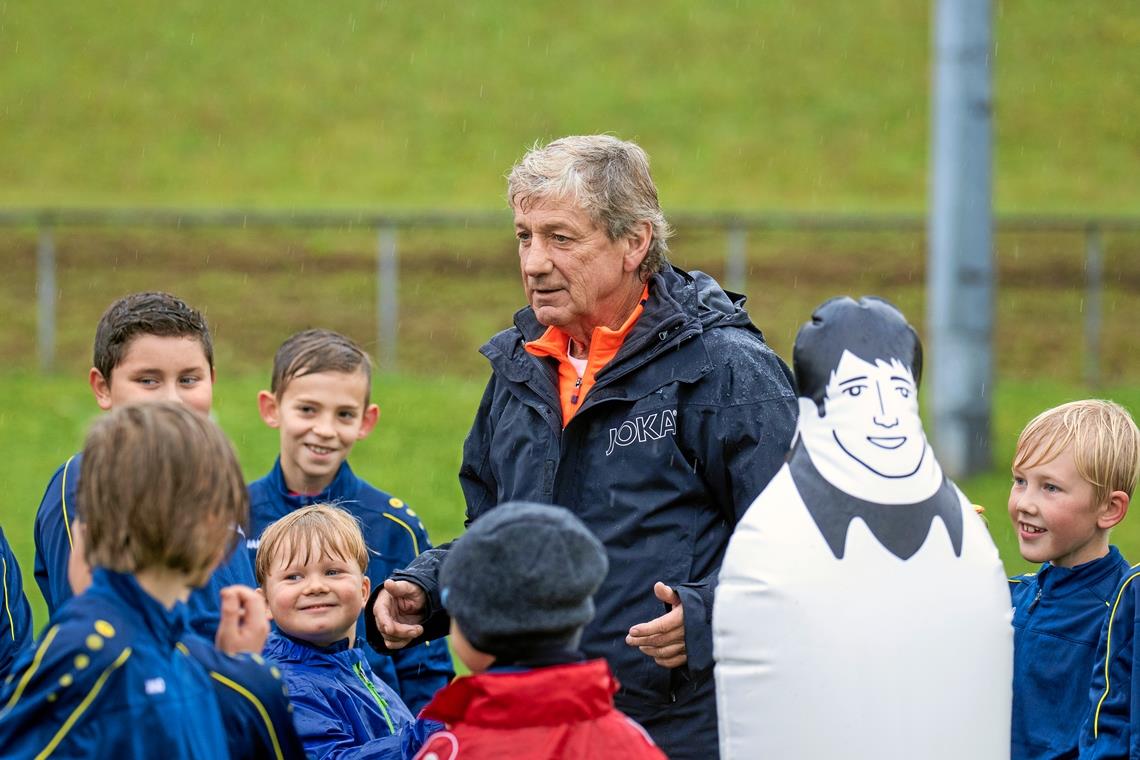 Tipps von alten Profis für den Nachwuchs Frank Mill zeigt derzeit 40 Jungs sowie Mädels aus Auenwald und Umgebung, wieviel Freude ein Teamsport wie Fußball machen kann. Foto: A. Becher