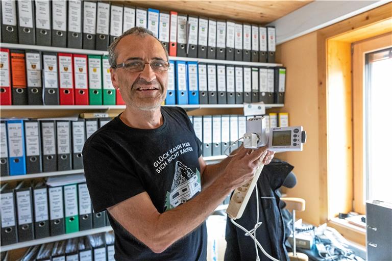 Frank Müller rät zur Anschaffung eines Strommessgeräts. Damit kann man herausfinden, wie viel Energie Geräte tatsächlich verbrauchen. Foto: Alexander Becher