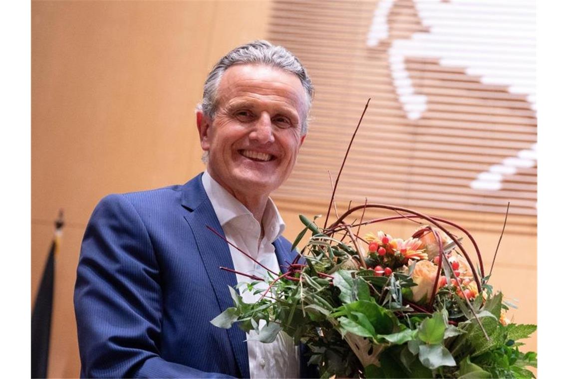 Frank Nopper (CDU), Kandidat der CDU und Gewinner der Oberbürgermeisterwahl, lächelt. Foto: Sebastian Gollnow/dpa