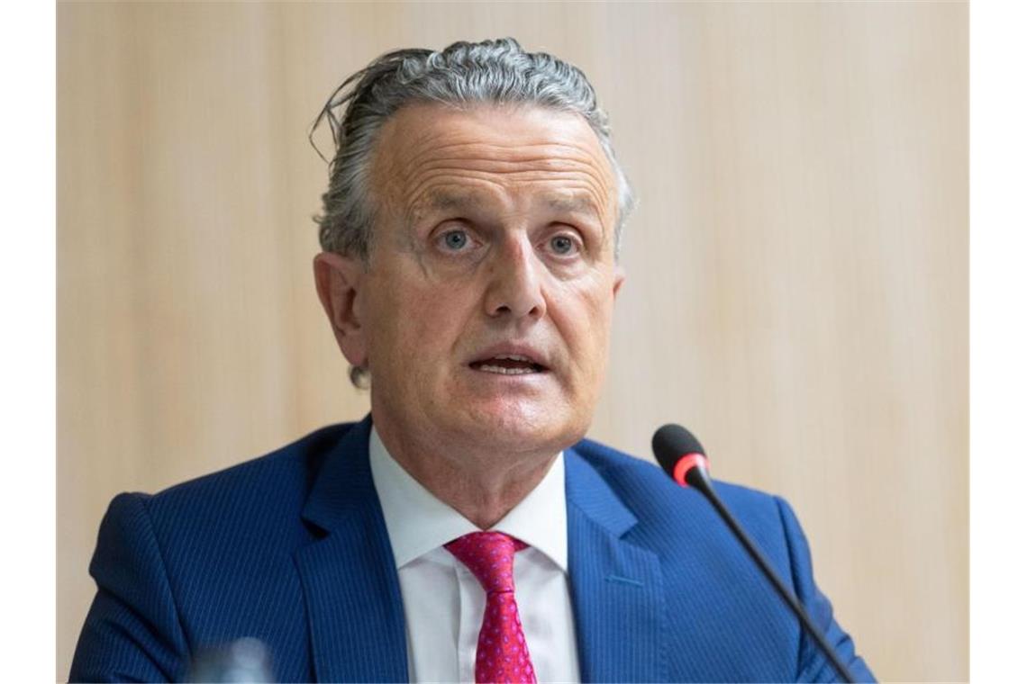 VfB-Vorstandschef Hitzlsperger beim Oberbürgermeister Frank Nopper (CDU), Oberbürgermeister von Stuttgart. Foto: Marijan Murat/dpa