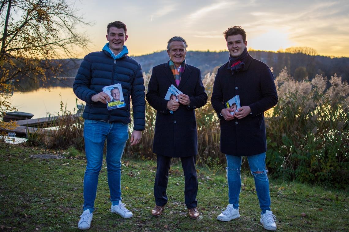 Frank Nopper freut sich über die Unterstützung seiner Söhne Carl Alexander (links) und Franz Ferdinand. Die beiden begleiten ihren Vater seit Monaten zu den Wahlkampfeinsätzen in Stuttgart, so wie hier am Max-Eyth-See. Foto: M. Berg