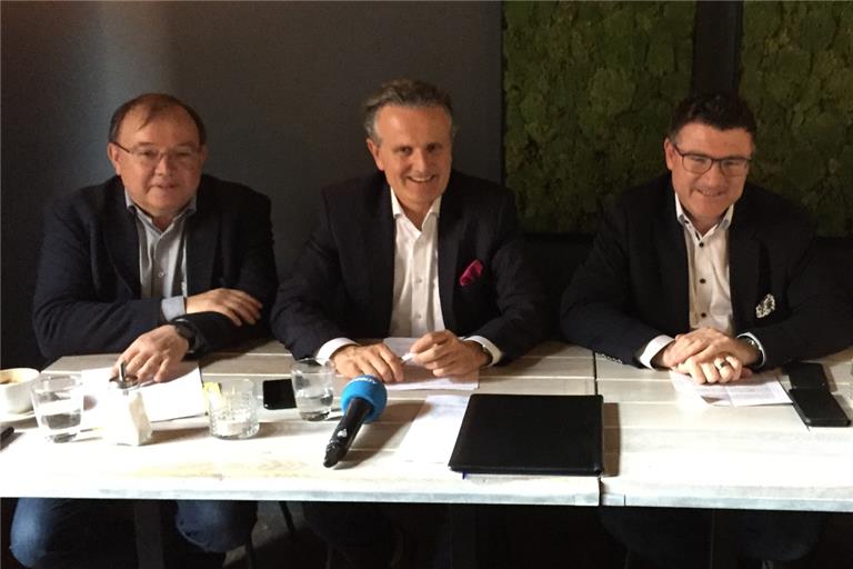 Frank Nopper (Mitte) bei der offiziellen Vorstellung als OB-Kandidat mit dem Stuttgarter CDU-Kreisvorsitzenden Stefan Kaufmann (rechts) und dem Vorsitzenden der Findungskommission Roland Schmid.Foto: K. Fritz