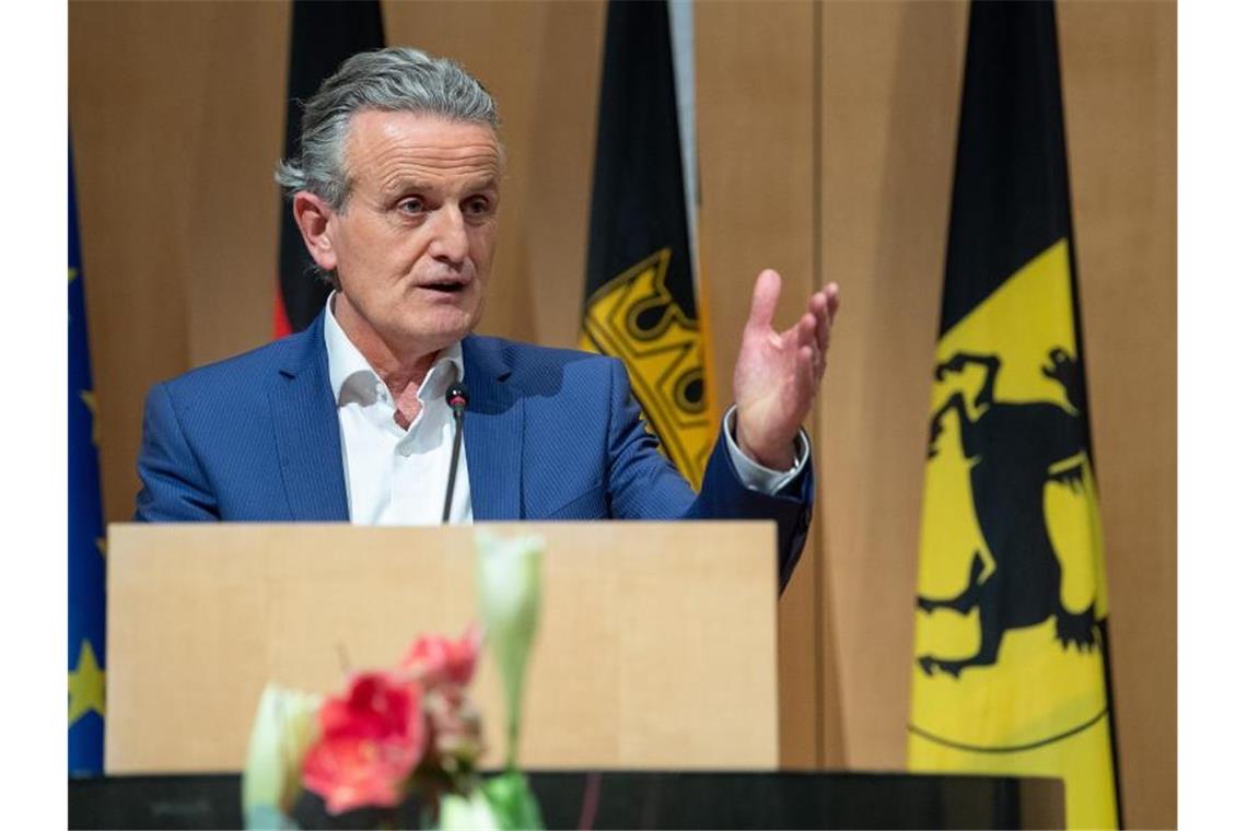Endergebnis: Nopper gewinnt in Stuttgart mit 42,3 Prozent Frank Nopper spricht im Stuttgarter Rathaus. Foto: Sebastian Gollnow/dpa