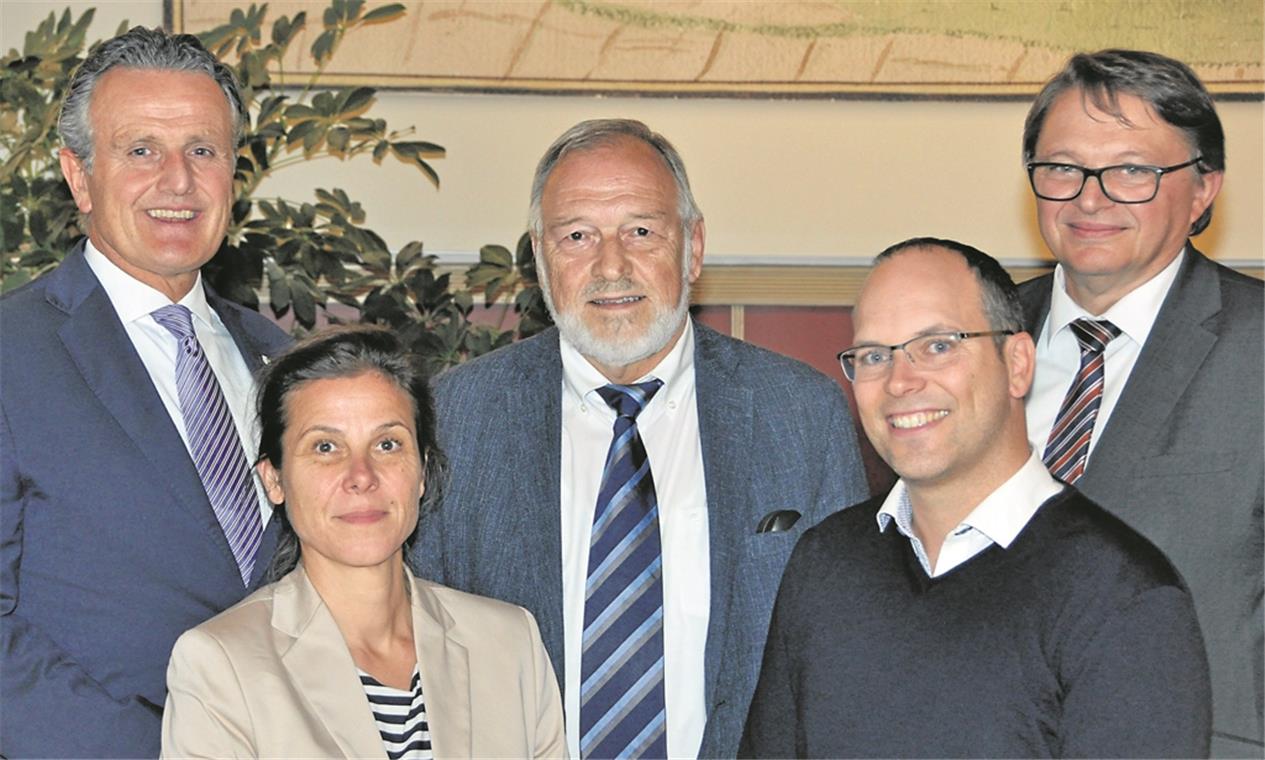 Frank Nopper und Ulrich Schielke (Mitte) zusammen mit dem neuen Vorstandsmitglied Brigitte Janus (links vorne) und den Stiftungsräten Friedrich Mildenberger (rechts vorne) und Jürgen Beerkircher (rechts hinten).Foto: privat