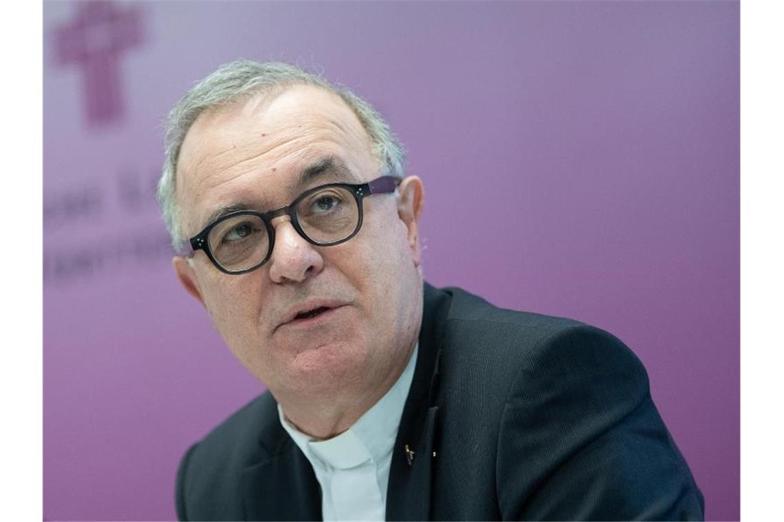 July: Tod hat sich aufdringlich ins Gespräch gebracht Frank Otfried July sitzt vor einem violetten Hintergrund. Foto: Sebastian Gollnow/dpa/Archivbild