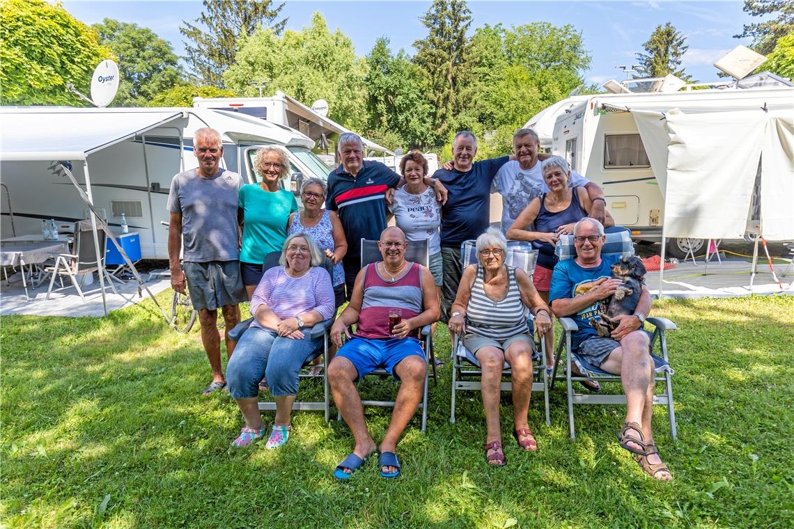 Frank Plehwe, Birgit Kasper, Iris Emser, Heinz-Artur Meyer, Jutta Antes, Jörg Antes, Emil Bellmann, Hilde Obermark (hinten von links), Maria Meyer, Peter Emser, Uschi Bellmann und Ewald Obermark mit Barnie treffen sich jedes Jahr in Aspach. Foto: Alexander Becher