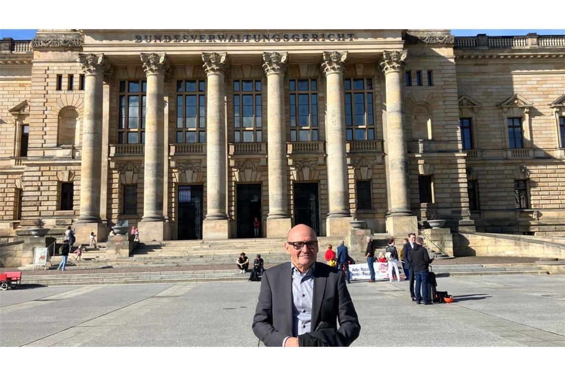 Frank Post, pensionierter Grundschulrektor aus Niedersachsen, steht vor dem Bundesverwaltungsgericht in Leipzig. Dessen frühere Überstunden haben das Bundesverwaltungsgericht beschäftigt.