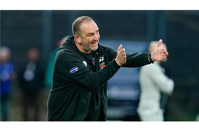 Frank Schmidt, der Trainer des 1. FC Heidenheim, peilt einen Sieg gegen Mainz an.