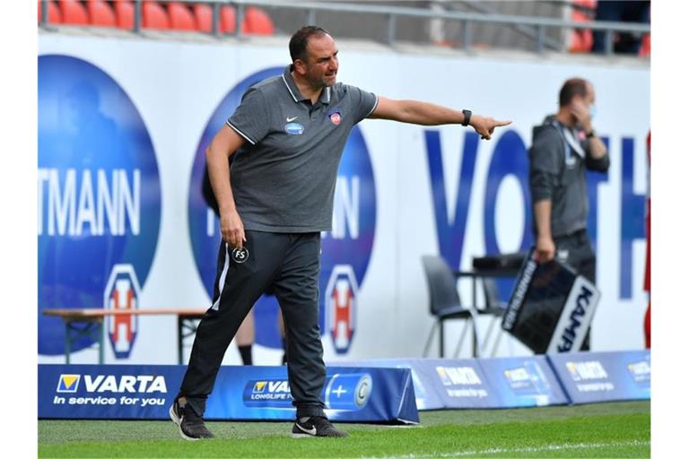 Frank Schmidt, Trainer vo Heidenheim agiert an der Seitenlinie. Foto: Sebastian Widmann/getty/pool/dpa