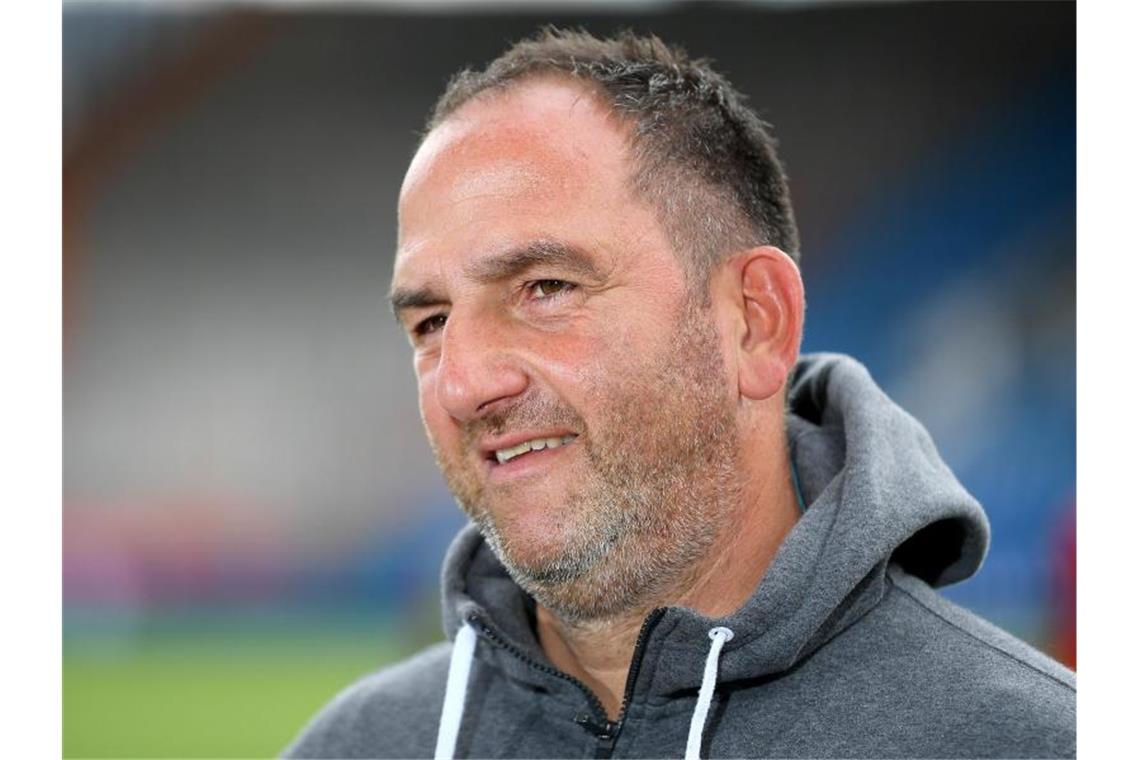 Frank Schmidt, Trainer von Heidenheim, steht im Stadion. Foto: Lukas Schulze/Getty/POOL/dpa/Archivbild