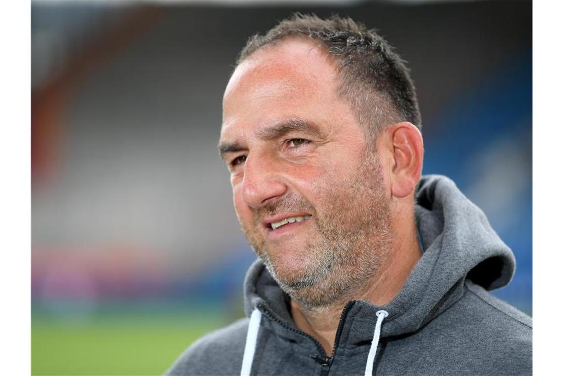 Frank Schmidt, Trainer von Heidenheim, steht im Stadion und gibt ein Interview. Foto: Lukas Schulze/Getty/POOL/dpa/Archivbild