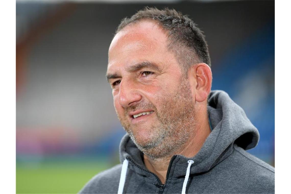 Frank Schmidt, Trainer von Heidenheim, steht im Stadion und gibt ein Interview. Foto: Lukas Schulze/Getty/POOL/dpa