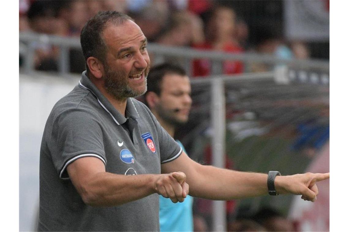 Frank Schmidt vom 1. FC Heidenheim gibt an der Seitenlinie Anweisungen. Foto: Stefan Puchner/Archiv