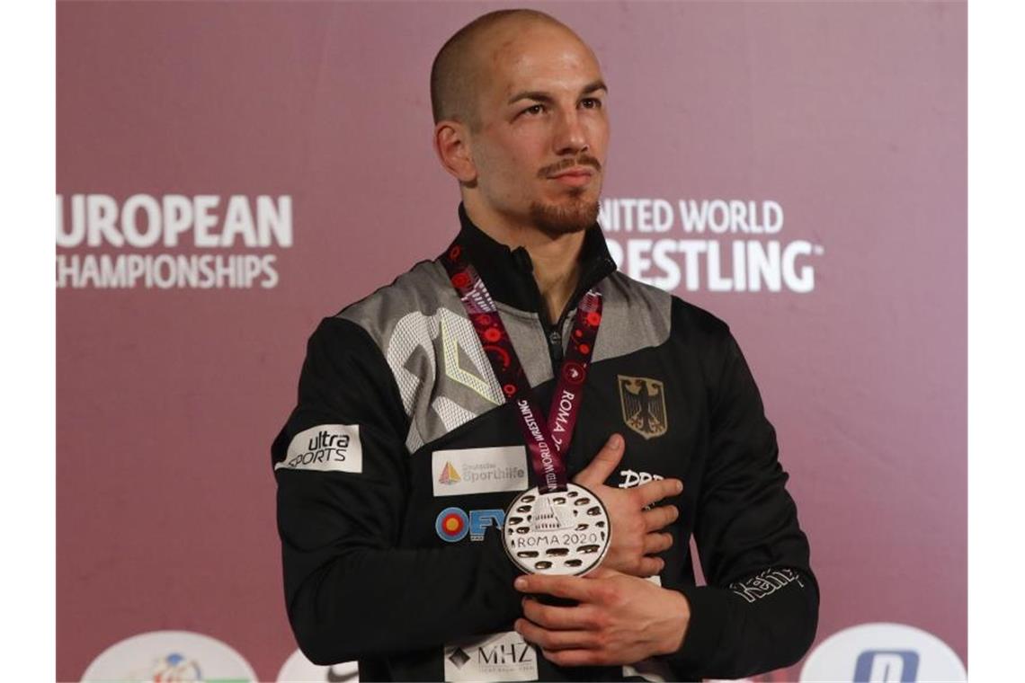 Frank Stäbler bei der Siegerehrung mit seiner Goldmedaille. Foto: Alessandra Tarantino/AP/dpa