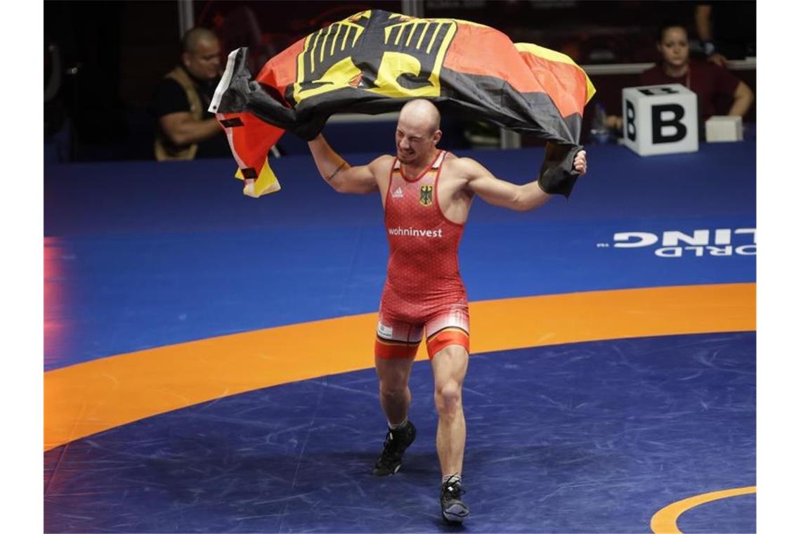 Nach EM-Gold: Stäblers Ringer-Tortur für Olympia Frank Stäbler feiert mit einer Deutschlandfahne seinen Sieg bei der EM. Foto: Alessandra Tarantino/AP/dpa