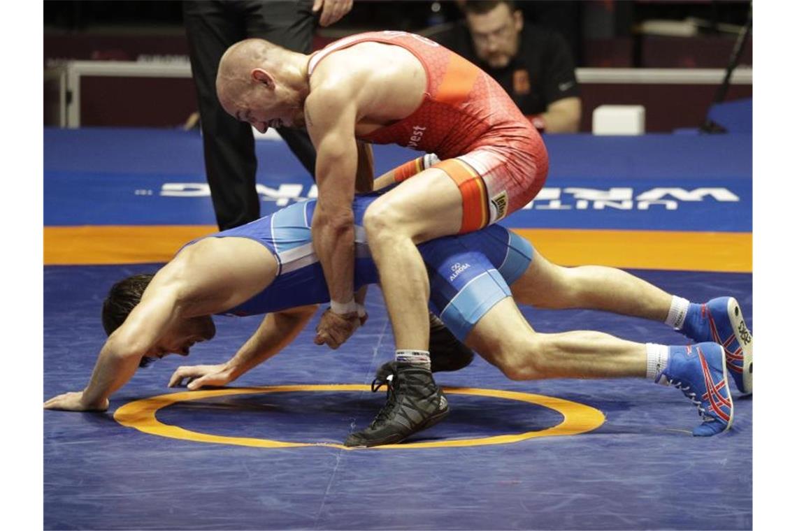 Stäbler kämpft bei Ringer-EM um Gold - Bronze für Krahmer Frank Stäbler (oben) hat seinen Gegner aus Russland im Griff. Foto: Gregorio Borgia/AP/dpa