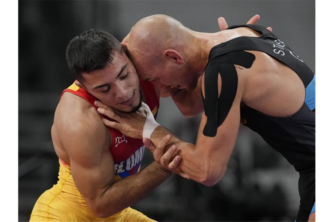 Frank Stäbler (r) sicherte sich zum Abschluss seiner Karriere eine Bronzemedaille. Foto: Aaron Favila/AP/dpa