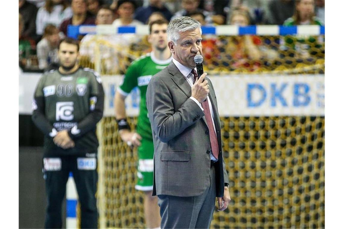 Frank Steffel (r), Präsident der Füchse Berlin, bittet um eine Schweigeminute vor Spielbeginn für den zu Tode gekommenen Fan. Foto: Andreas Gora/dpa