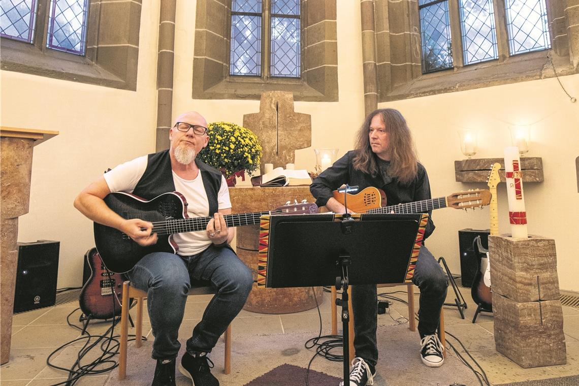 Mediterrane Musik mit vielen Überraschungen Frank Steffen Mueller (links) und Micha Schad spielen wegen anderer Projekte nicht mehr so oft zusammen. Für ihre Fans gab es jetzt ein kleines, aber feines Konzert in Backnang. Foto: A. Becher