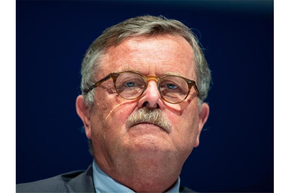 Montgomery spricht sich für weitreichende 2G-Regel aus Frank Ulrich Montgomery fordert schärfere Corona-Maßnahmen im Kampf gegen die vierte Welle. Foto: Guido Kirchner/dpa