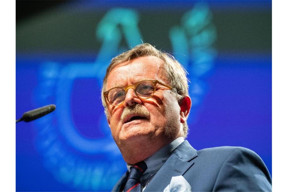 Montgomery: Ärzte brauchen mehr Zeit für Patienten-Gespräche Frank Ulrich Montgomery gibt sein Amt als Präsident der Bundesärztekammer nach acht Jahren ab. Foto: Guido Kirchner
