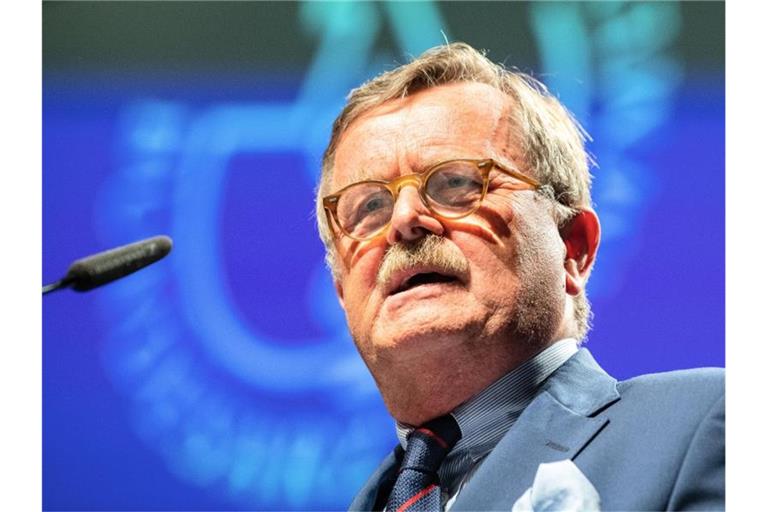 Frank Ulrich Montgomery, Präsident der Bundesärztekammer und des Deutschen Ärztetages, steht auf einem Podium. (Archivbild). Foto: Guido Kirchner/dpa