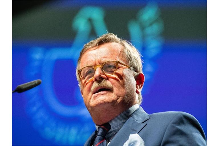 Frank Ulrich Montgomery spricht zu Beginn des 122. Deutschen Ärztetages. (Archivbild). Foto: Guido Kirchner/dpa