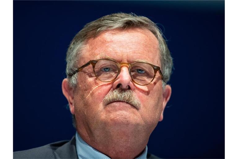 Frank Ulrich Montgomery, Vorsitzender des Weltärztebundes, kritisiert den Entwurf der Bundesregierung. Foto: Guido Kirchner/dpa