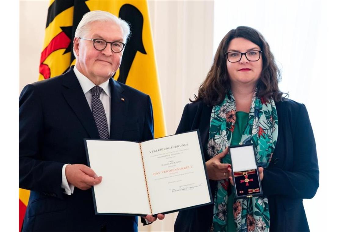 Frank-Walter Steinmeier (l) überreicht Manuela Rukavina den Verdienstorden der Bundesrepublik Deutschland. Foto: Bernd von Jutrczenka