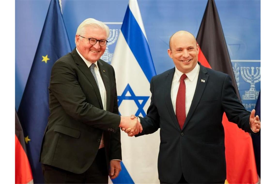 Steinmeier sagt Israel deutsche Freundschaft nach Merkel zu Frank-Walter Steinmeier wird von Naftali Bennett, Ministerpräsident des Staates Israels, empfangen. Foto: Kay Nietfeld/dpa