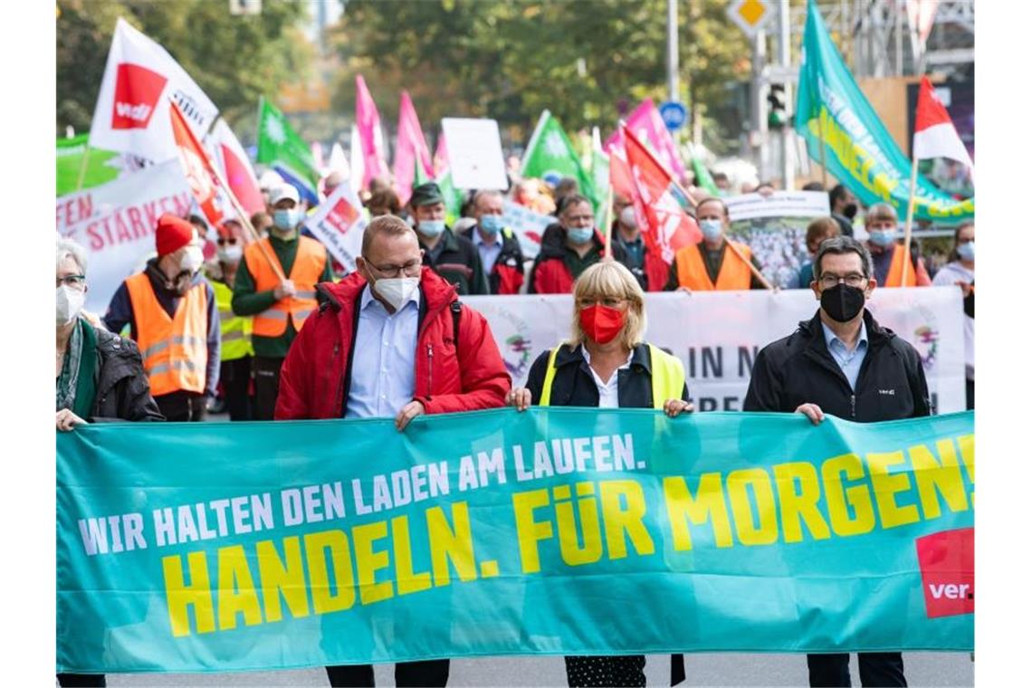 Frank Werneke (2.v.l), Vorsitzender von Verdi, geht bei einer Demonstration von Beschäftigten des öffentlichen Dienstes, zum Verhandlungsort. Foto: Bernd von Jutrczenka/dpa