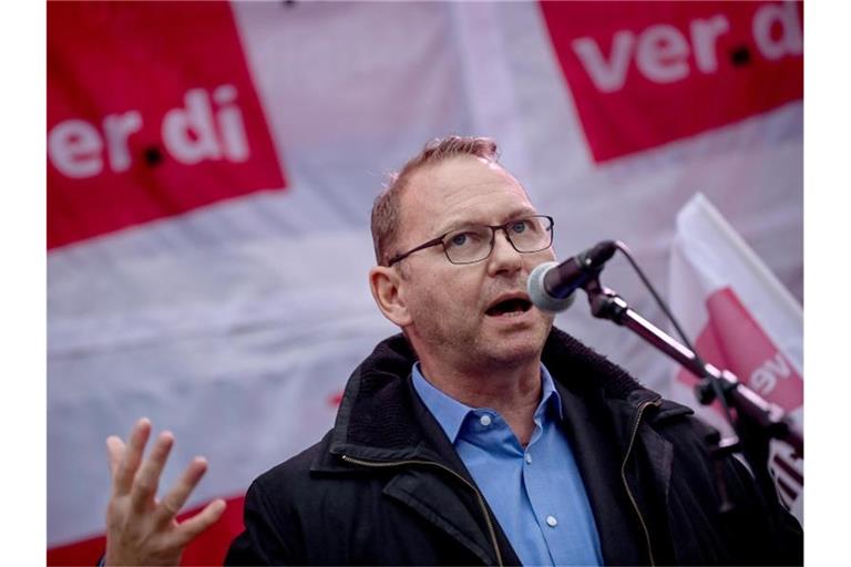 Frank Werneke, Verdi-Vorsitzender, spricht bei den Tarifverhandlungen für den öffentlichen Dienst der Länder zu Demonstranten. Foto: Britta Pedersen/dpa-Zentralbild/dpa