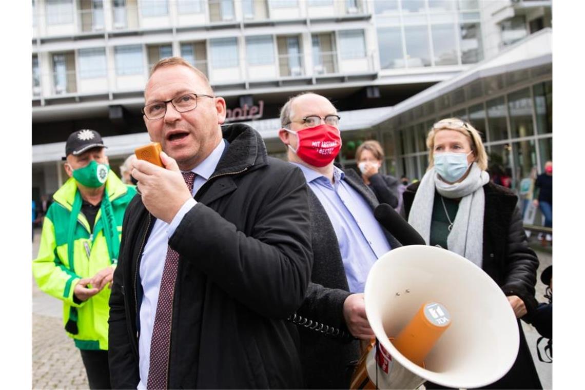 Kein Durchbruch im Tarifstreit für öffentlichen Dienst Frank Werneke, Verdi-Vorsitzender, spricht zu Protestteilnehmern am Tagungsort. Foto: Christoph Soeder/dpa