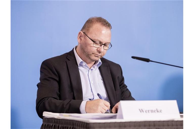 Frank Werneke, Verdi-Vorsitzender, unterzeichnet am 25. Oktober die Einigung der Tarifverhandlungen für den öffentlichen Dienst von Bund und Kommunen. Foto: Christoph Soeder/dpa