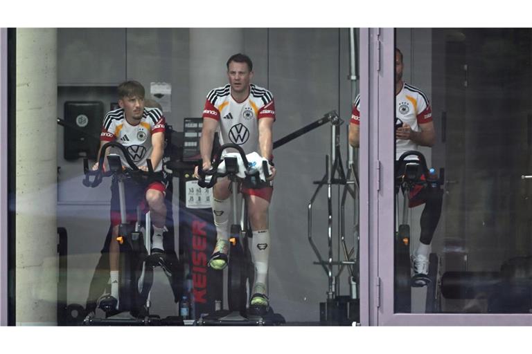 Frankfurt am Main: Turniervorbereitung vor der WM-Endrunde – Karl und Neuer trainieren auf Ergometern