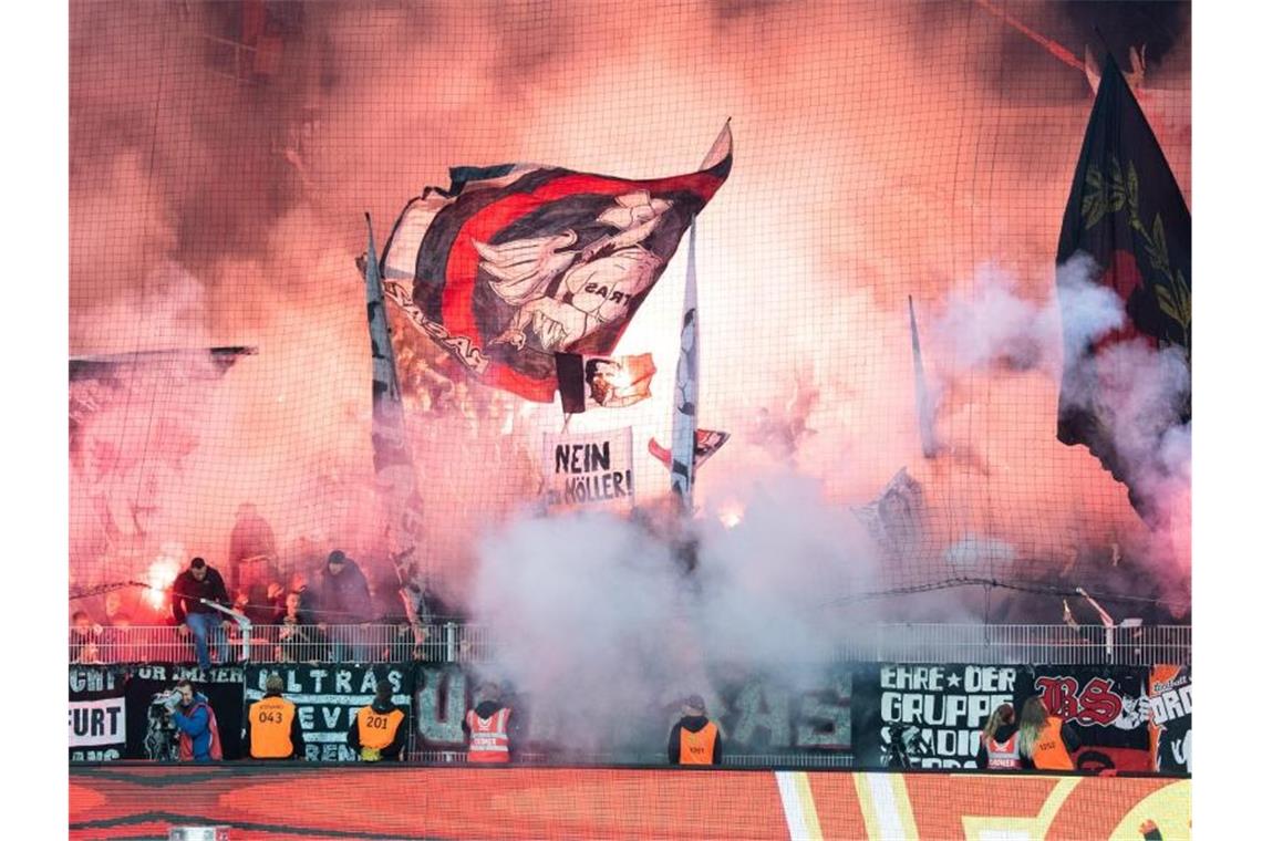 Frankfurt muss in zwei Auswärtsspielen auf seine Fans verzichten. Foto: Tom Weller/dpa