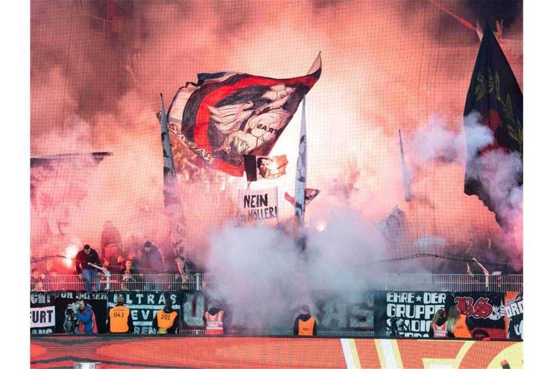 Frankfurter Fanszene: „Keine weiteren Worte“ über UEFA Frankfurt muss in zwei Auswärtsspielen auf seine Fans verzichten. Foto: Tom Weller/dpa
