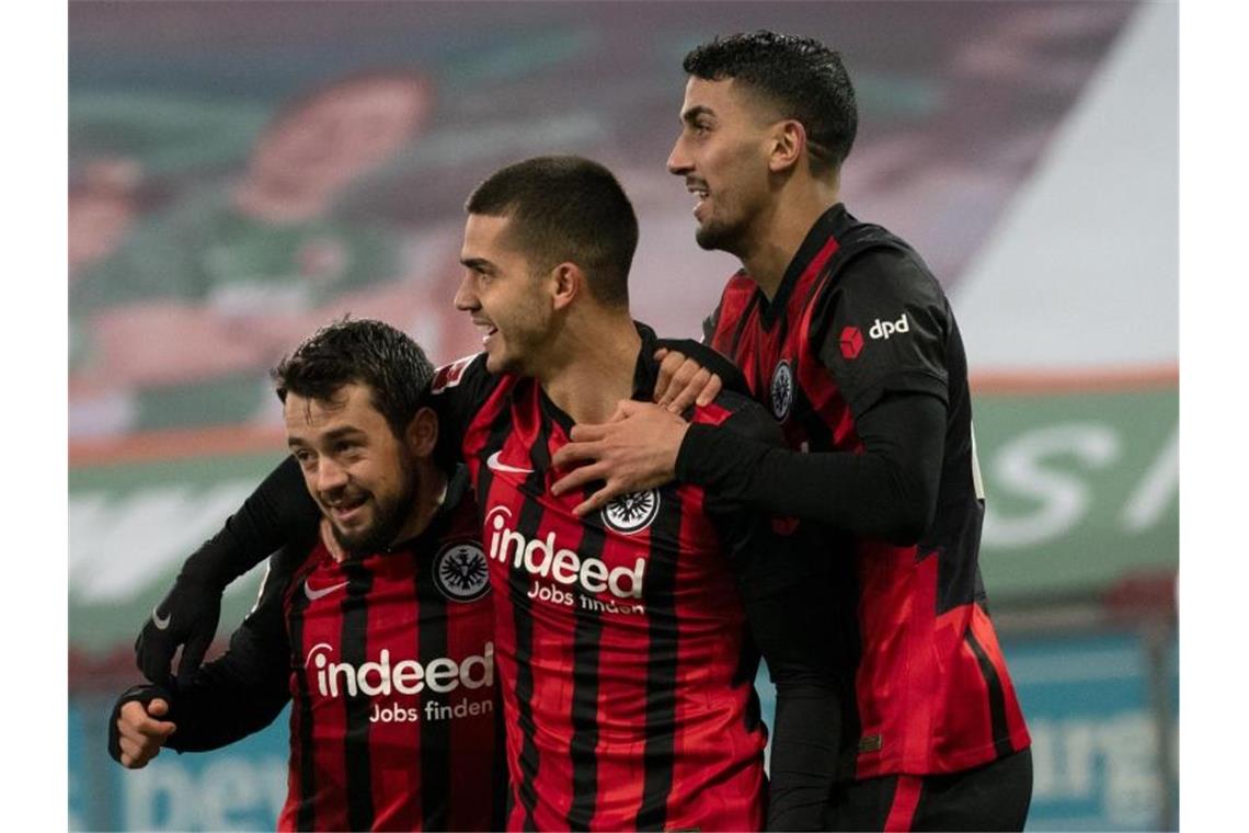 Bayern gewinnt im Spitzenspiel - Schalke ohne Stevens-Effekt Frankfurt setzte sich souverän in Augsburg durch. Foto: Stefan Puchner/dpa
