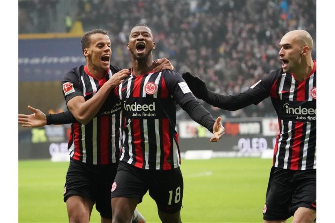 Frankfurts Almamy Toure (M) jubelt nach seinem Tor zum 1:0 gegen Leipzig. Foto: Thomas Frey/dpa