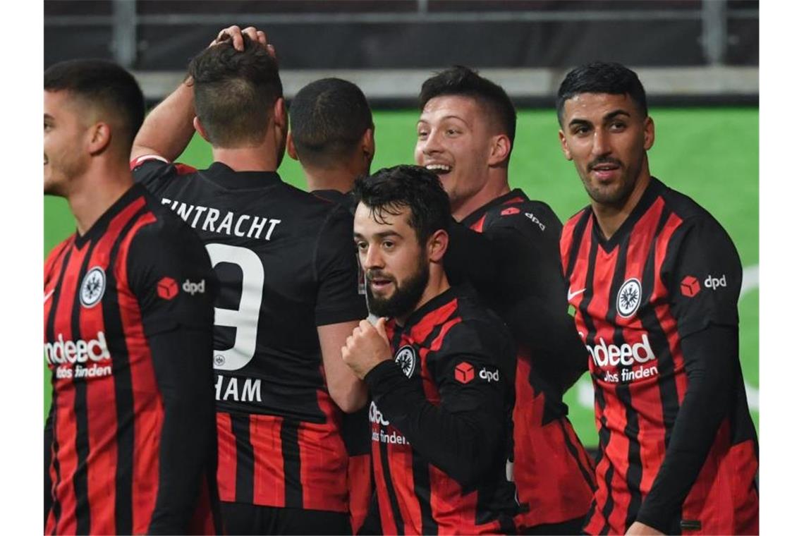 Frankfurts André Silva (l-r), David Abraham, Djibril Sow, Amin Younes, Torschütze Luka Jovic und Aymen Barkok jubeln nach dem Tor zum 2:1. Foto: Arne Dedert/dpa