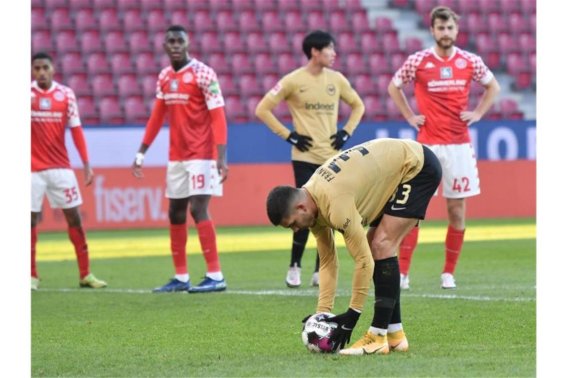 Schalke wendet Negativrekord ab - Leipzig verliert gegen BVB Frankfurts Andre Silva legt den Ball auf den Elfmeterpunkt und erzielt das Tor zur 0:1-Führung in Mainz. Foto: Torsten Silz/dpa