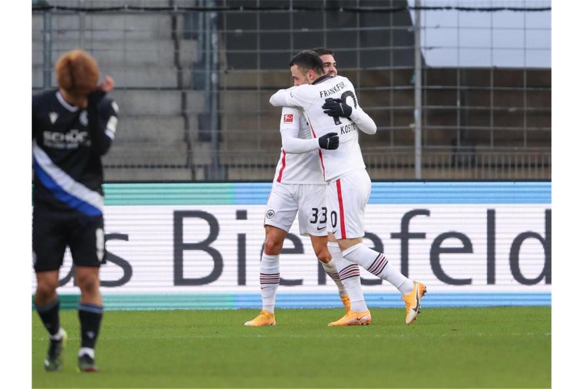 Frankfurts Andre Silva (M) traf gegen Bielefeld doppelt. Foto: Friso Gentsch/dpa