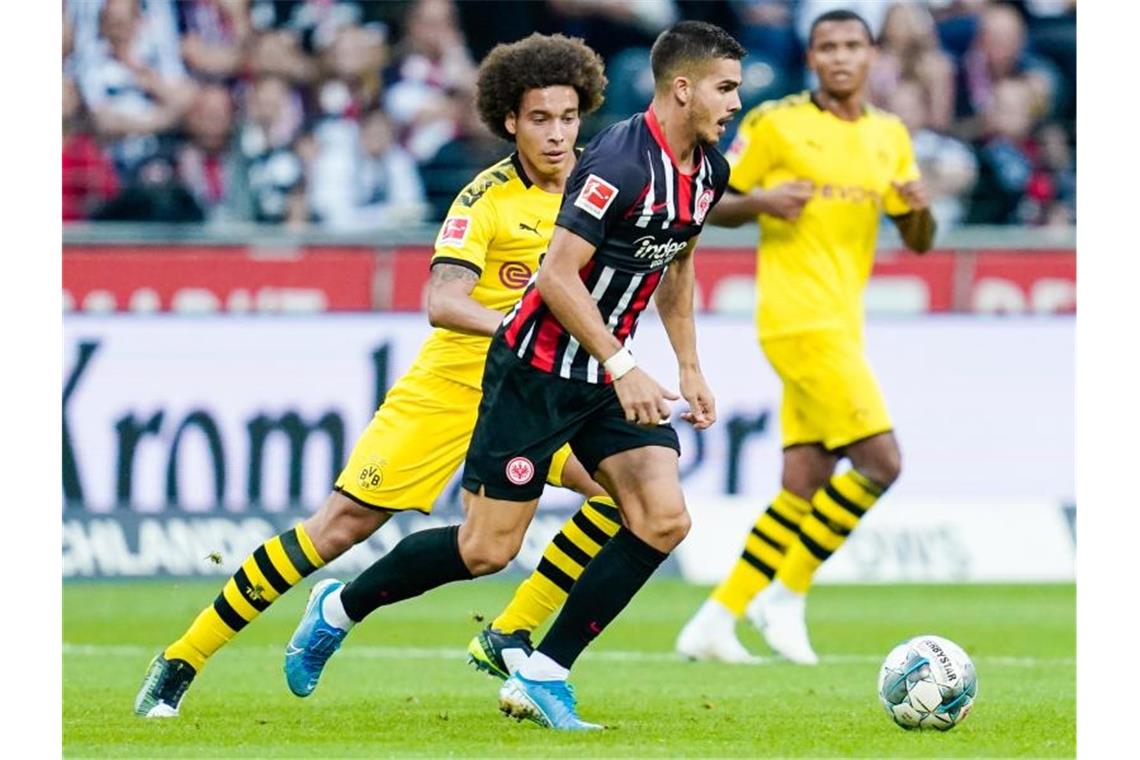 Frankfurts André Silva (r) im Duell mit Dortmunds Axel Witsel. Foto: Uwe Anspach