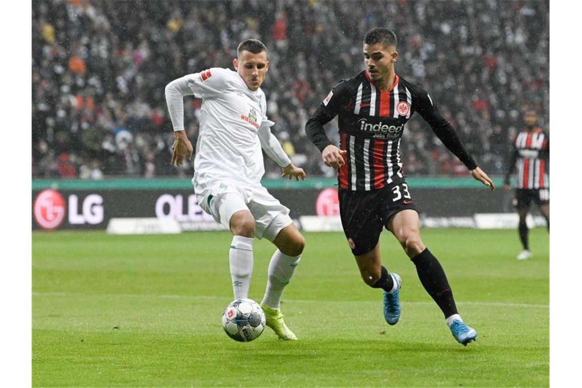 Frankfurts Andre Silva (r) im Zweikampf mit Bremens Maximilian Eggestein. Foto: Silas Stein/dpa