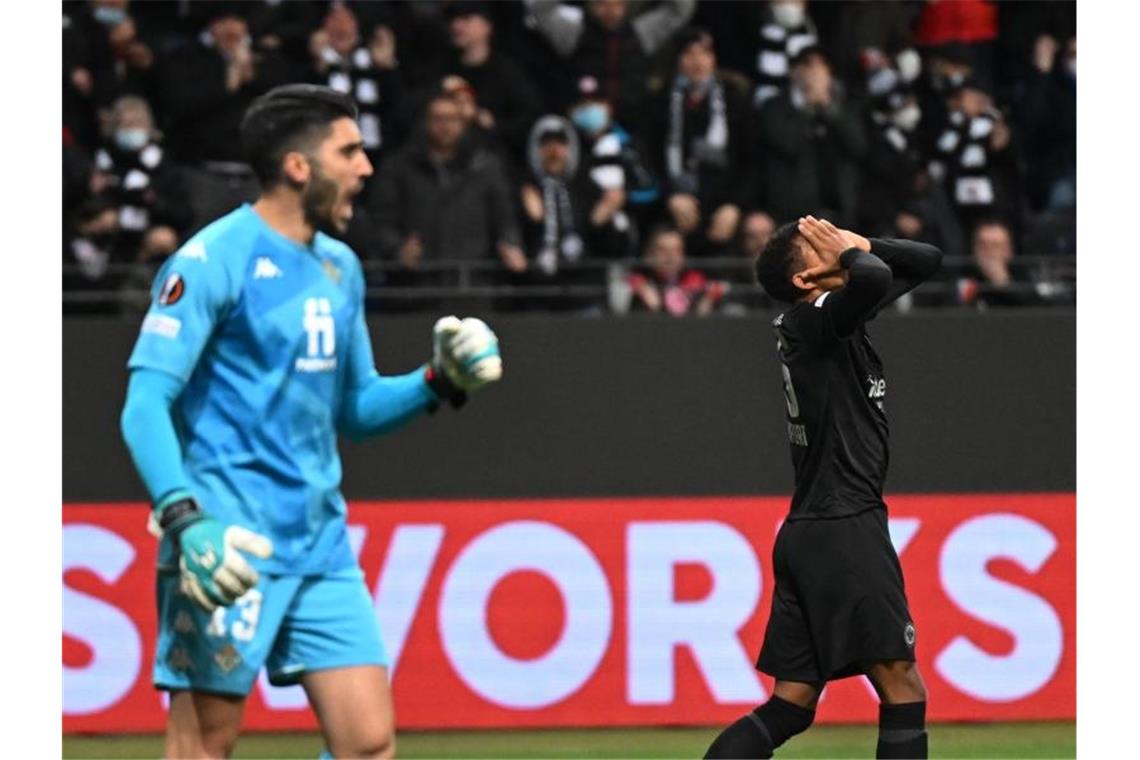 Last-Minute-Treffer: Eintracht Frankfurt im Viertelfinale Frankfurts Ansgar Knauff (r) hadert mit einer vergebenen Chance, während Sevillas Torwart Rui Silva jubelt. Foto: Arne Dedert/dpa