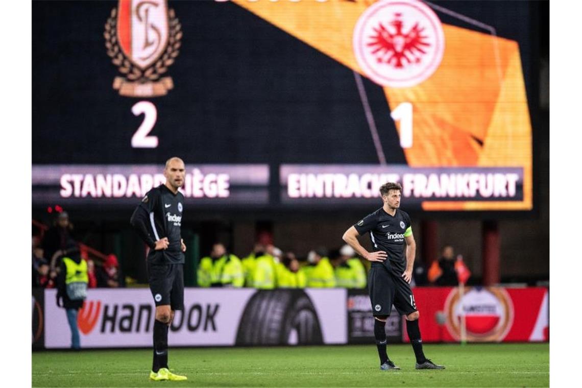 Europa League: Frankfurt bangt ums Weiterkommen Frankfurts Bas Dost (l) und David Abraham stehen nach Schlusspfiff enttäuscht auf dem Rasen. Foto: Marius Becker/dpa